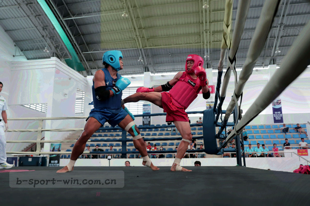 夜场看台远景，手机屏幕的微光在人群中虚化成散点，人物均为远景剪影