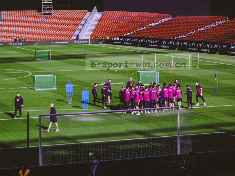 战术板局部俯拍，几枚磁性圆点与一条弧线箭头，画面上无文字，光线从左上斜射
